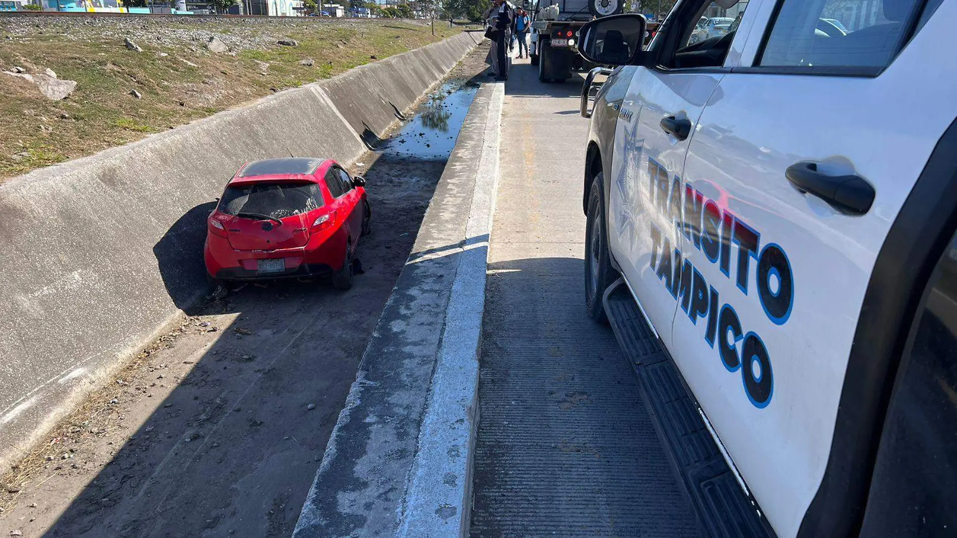 Automóvil término en un canal resultado operador lesionado Tránsito de Tampico (1)